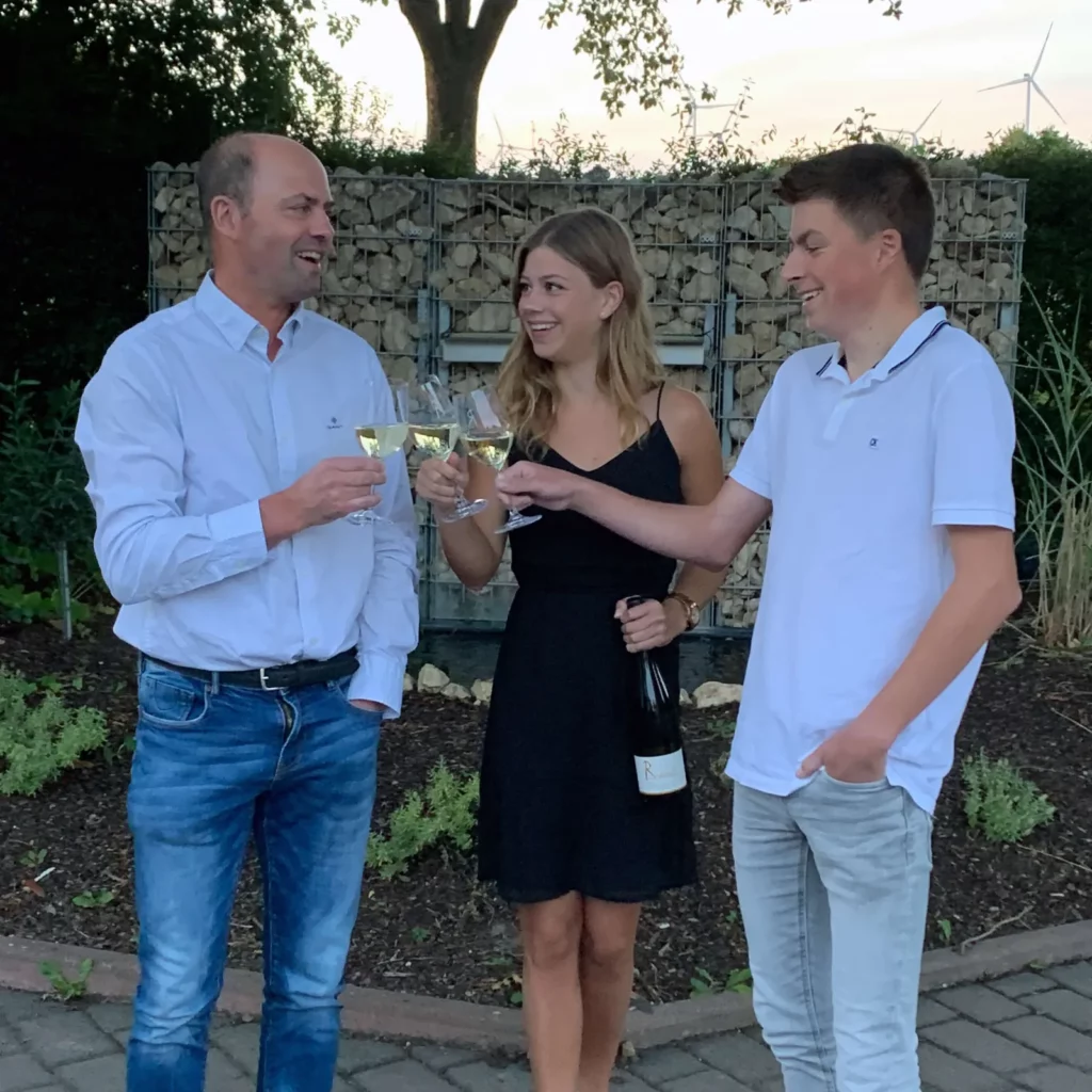 Bernd, Kathrin und Sebastian Russbach stoßen an