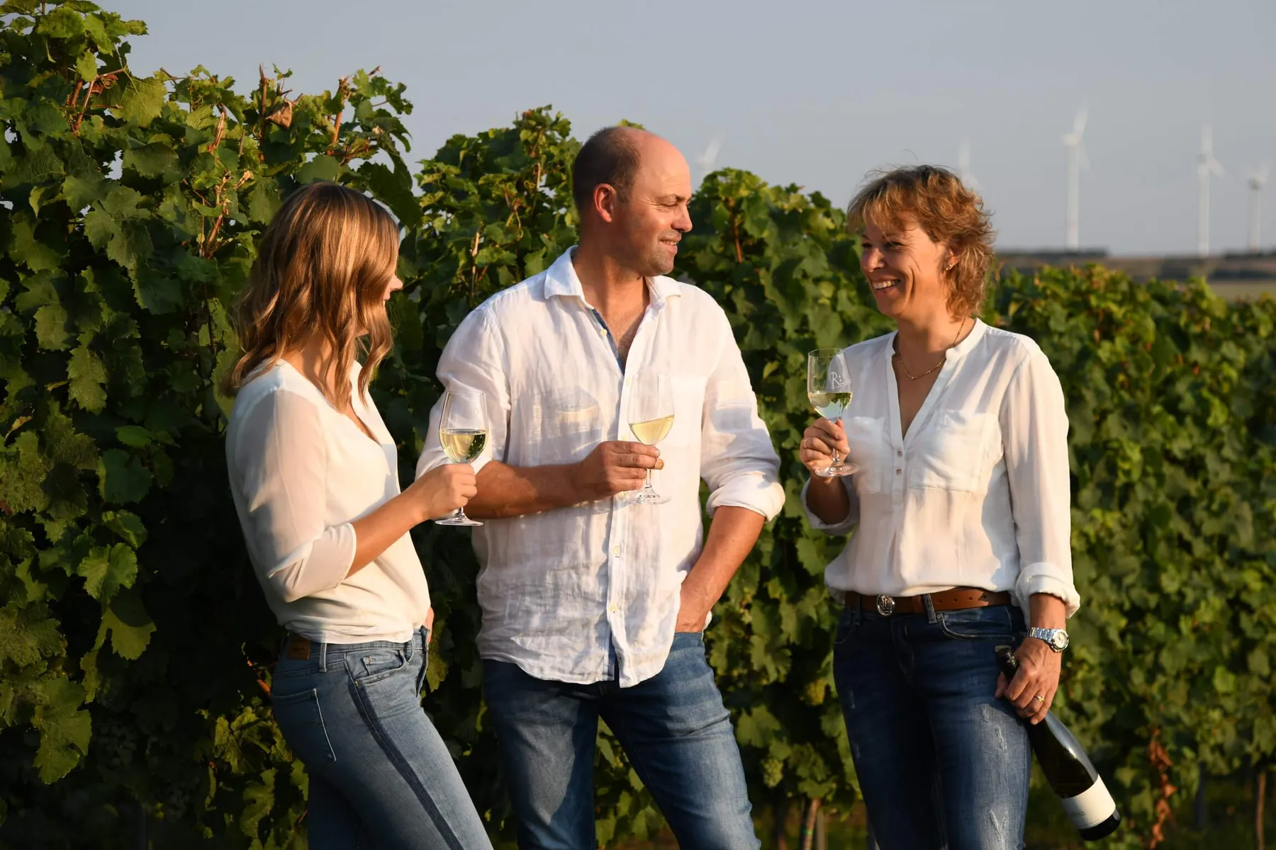 Kathrin, Bernd und Marion Russbach im Weinberg