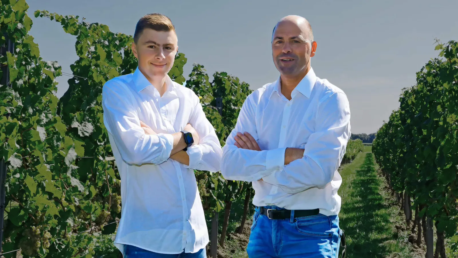 Bernd und Sebastian Russbach im Weinberg